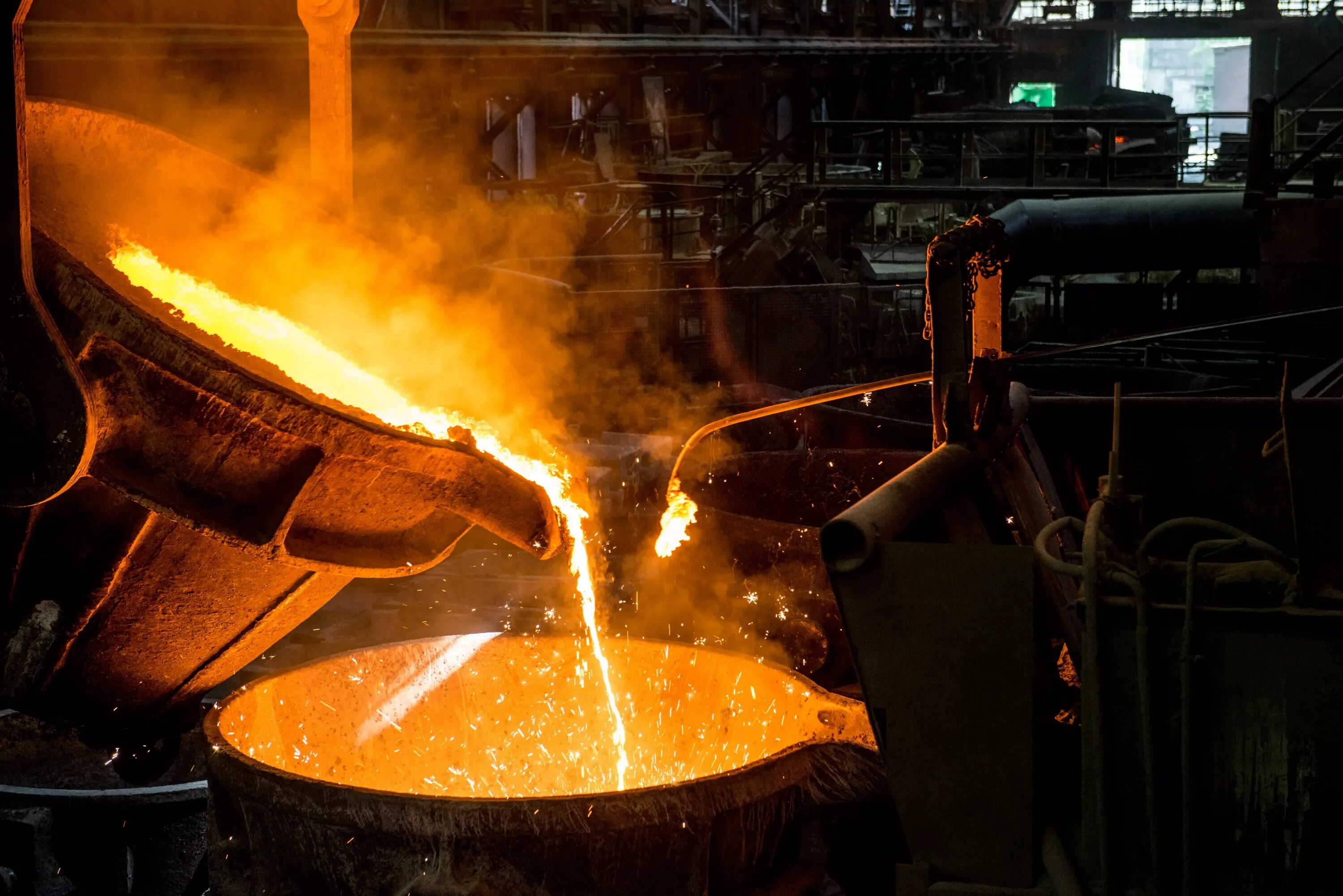 Производство сплавов чугуна стали. Олмалик кон металлургия. Olmaliq Kon metallurgiya kombinati. Череповецкий металлургический комбинат выпуск чугуна. Промышленность Донбасса.