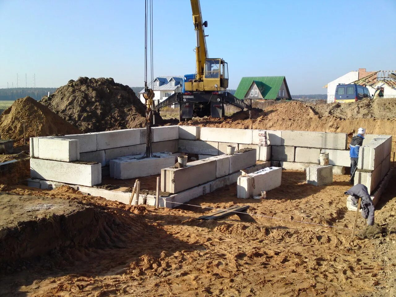 3. Установка фундамента блок. Установка фундамента блок. Установка фундамента блок. Цоколь в 3 блока фбс.