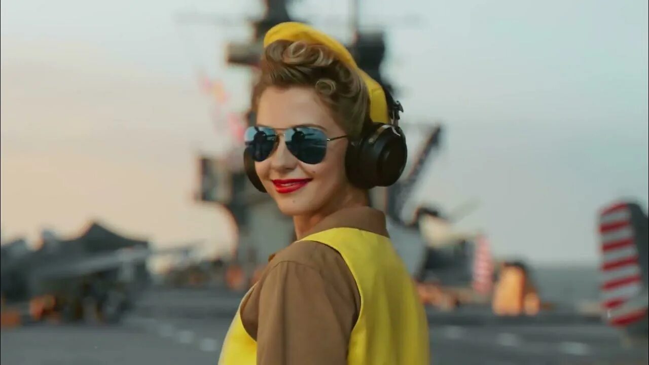 Клип где быстро. Blinding lights актриса. the weekend клипы. пин ап на авианосце клип.