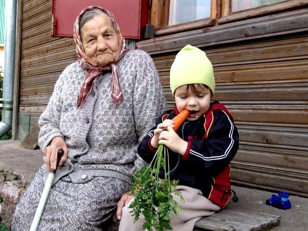 Дочь живет с бабушкой. Бабушка и внук. Бабушка с внучкой в деревне. Бабушка и внук в деревне. Бабушка с внуками в деревне.