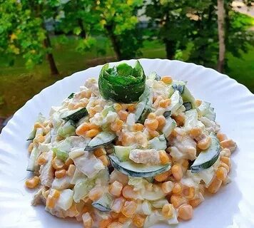 Салат с окорочком и огурцом