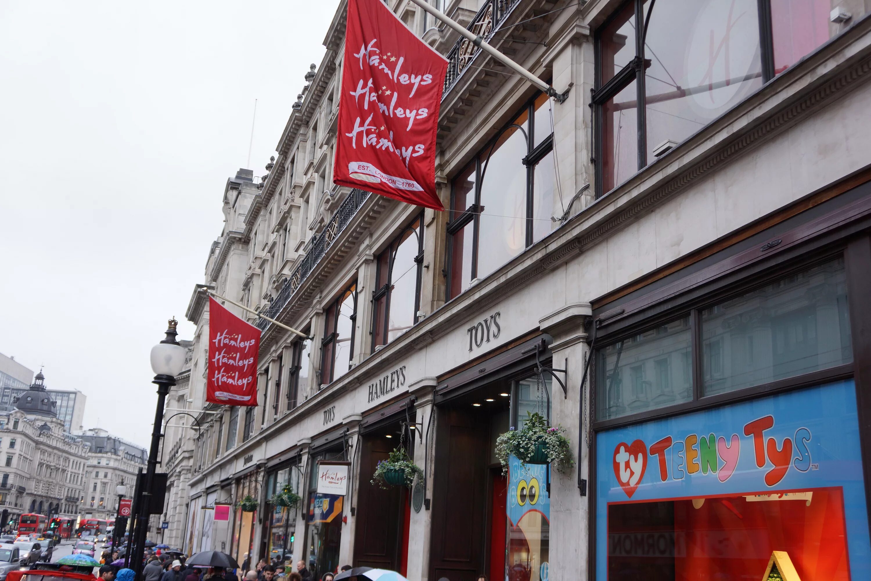 Hamleys london. Hamleys в Лондоне. Hamleys Toy Store in Regent Street,. Хамлес магазин в Лондоне. Hamleys магазин игрушек в Лондоне.