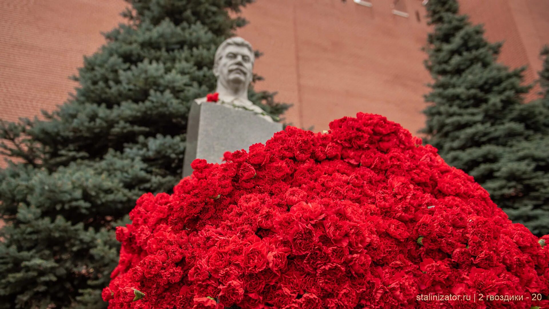 Родной город сталина 4. Могила Сталина 2020. Памятник Сталину у кремлевской стены. Две гвоздики для товарища Сталина. Иосиф Виссарионович Сталин.