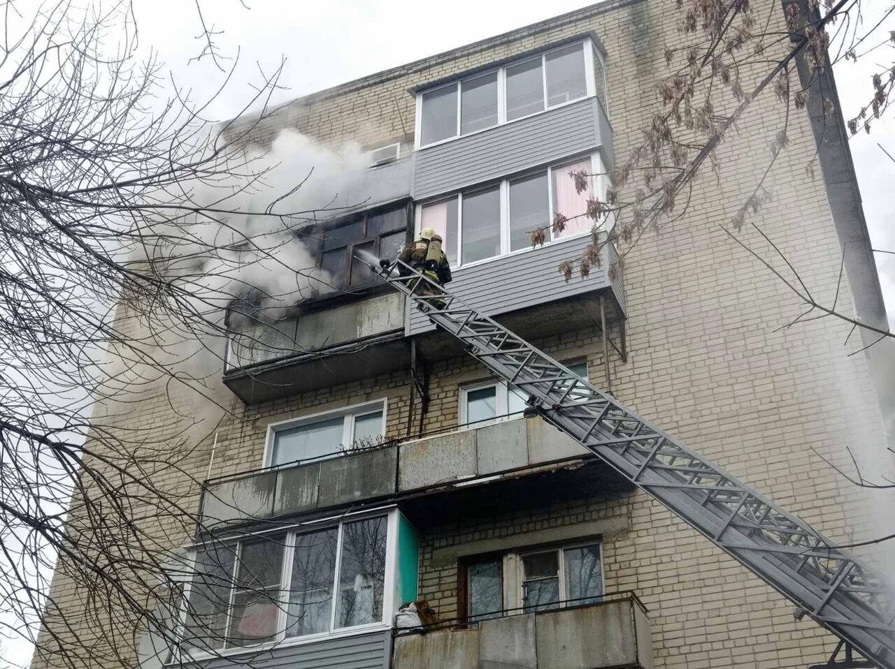 Пожар в многоэтажном доме. Пожар в МКД. Пожар на улице Чкалова. Пожар в квартире многоэтажном доме.