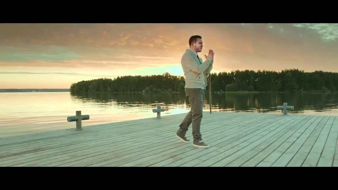 Одинокая девушка в тумане. Скажи как дальше жить песня. Счастье. Два человека сидят в поле. Бумбокс и ассаи скажи как мне жить.