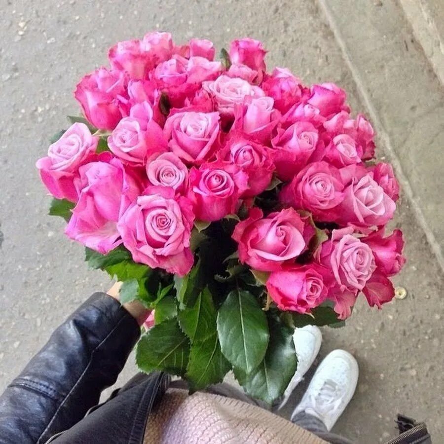Букет розовых роз. Букет "девушке". Розовые розы. Букет цветов фото реальное в руках
