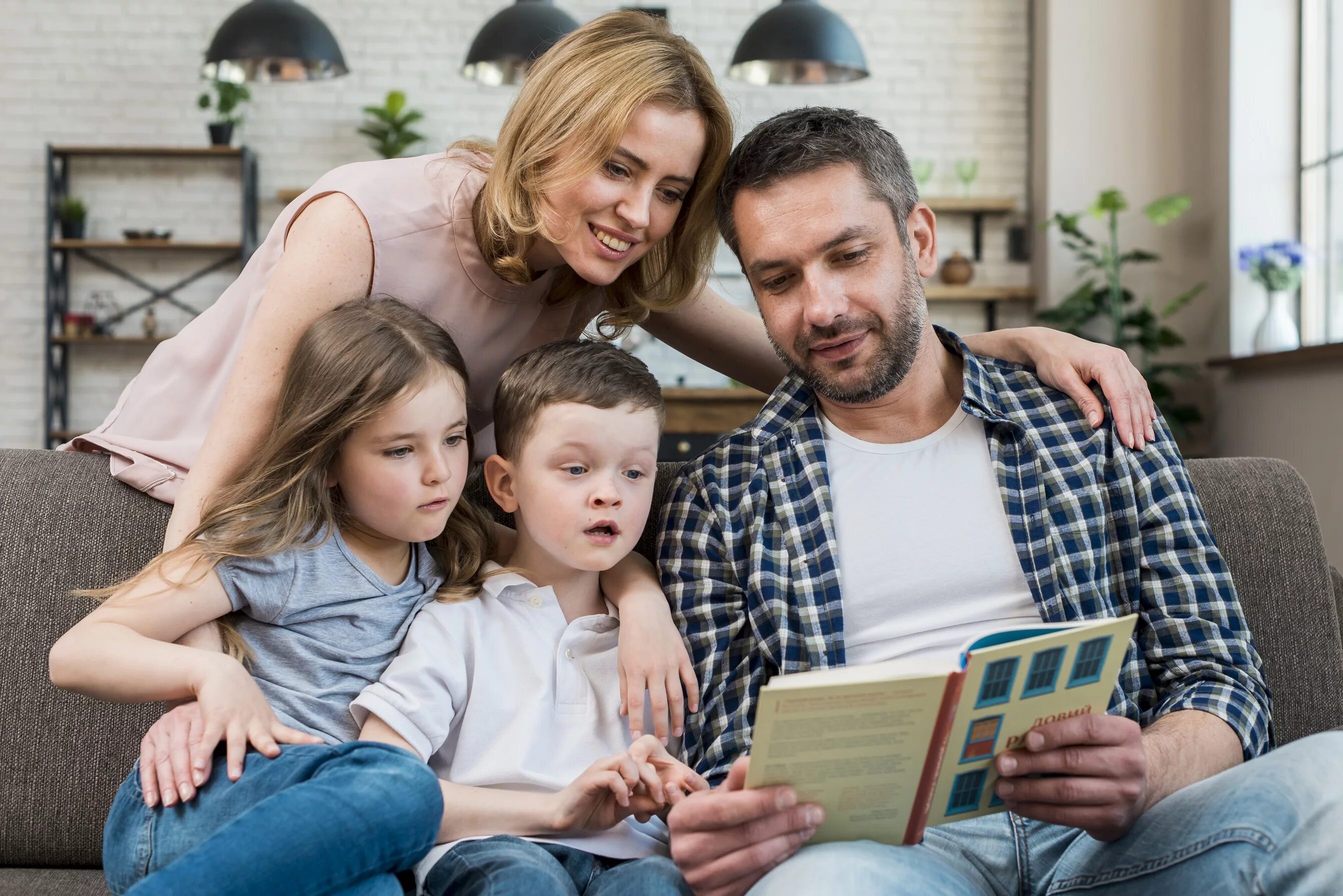 Семейное чтение. Чтение всей семьей. Чтение в семье. Чтение в кругу семьи. Чтение книг всей семьей.