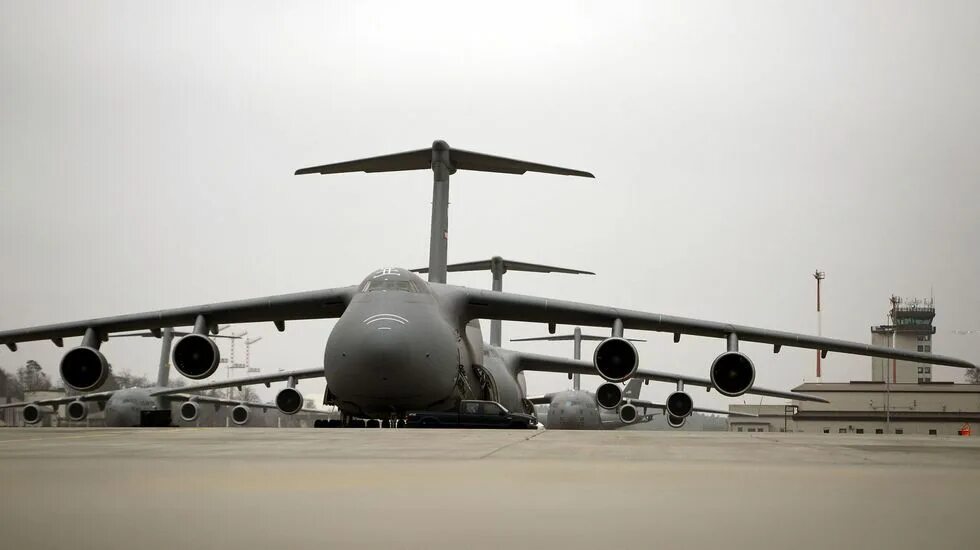 Lockheed c-5 galaxy. C-130 galaxy. C5 galaxy самолет. Lockheed c-5 galaxy. Самые большие военно транспортные самолеты.