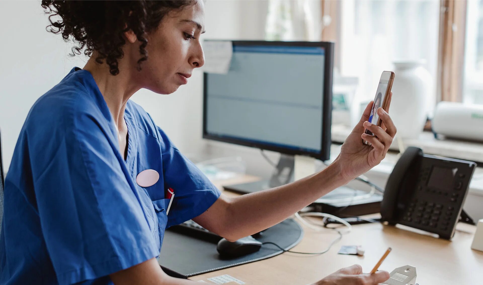 Доктор консультант. Медработник и пациент. Женщина врач. Personal medical. Personal medical.