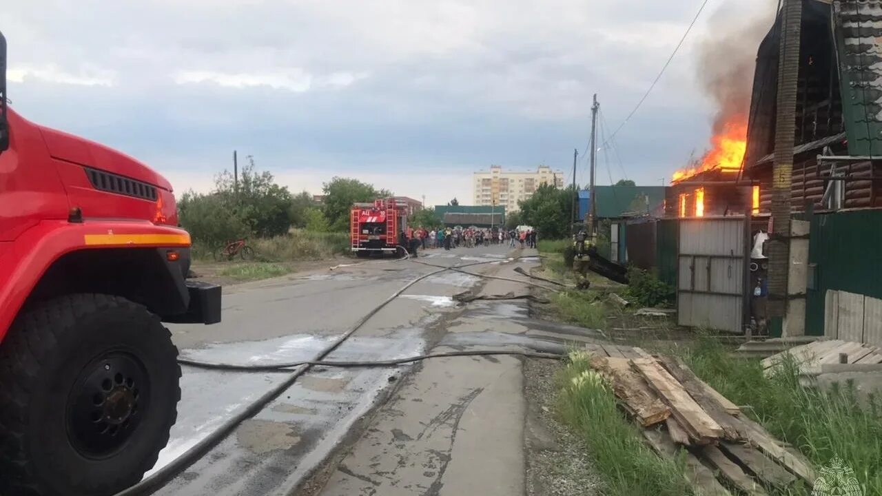 Пожар в омске. Пожар на 19 линии омск. Горящий дом в городе. Вчерашний пожар. Пожар на 19 линии омск.