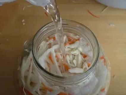 Солим капусту в банке с уксусом