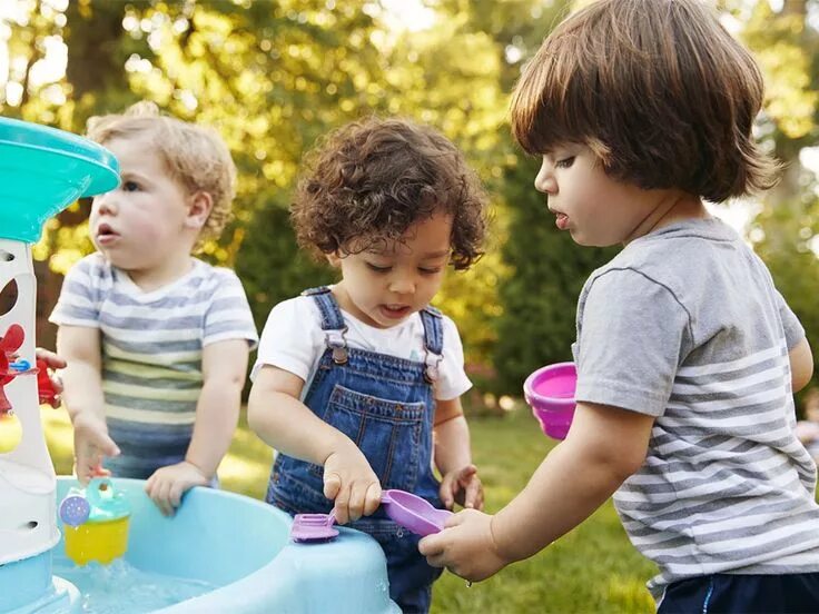 Дети не играют с моим ребенком. Игры для детей. Дети не играют с моим ребенком. Дети не играют с моим ребенком. Дети играют в мяч.