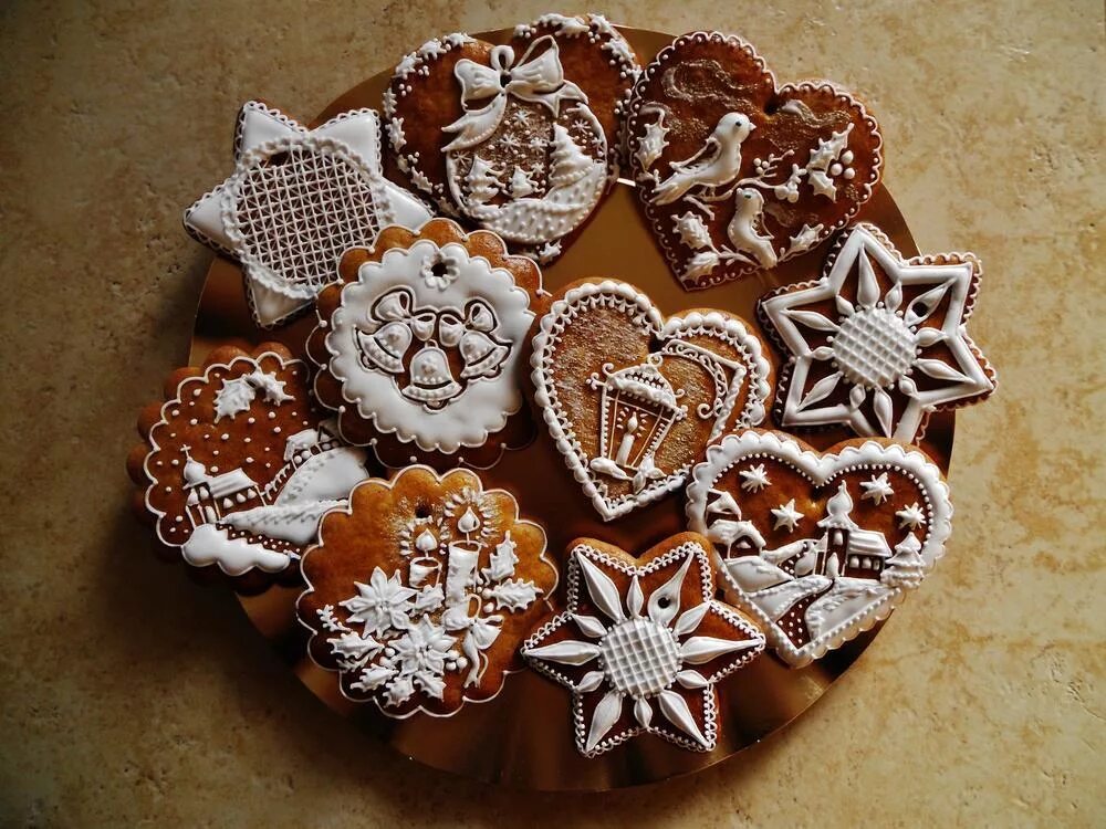 Домашние имбирные печенья. Имбирные пряники Lebkuchen. Украшение имбирных пряников. Пряники украшенные глазурью. Пряничное печенье.