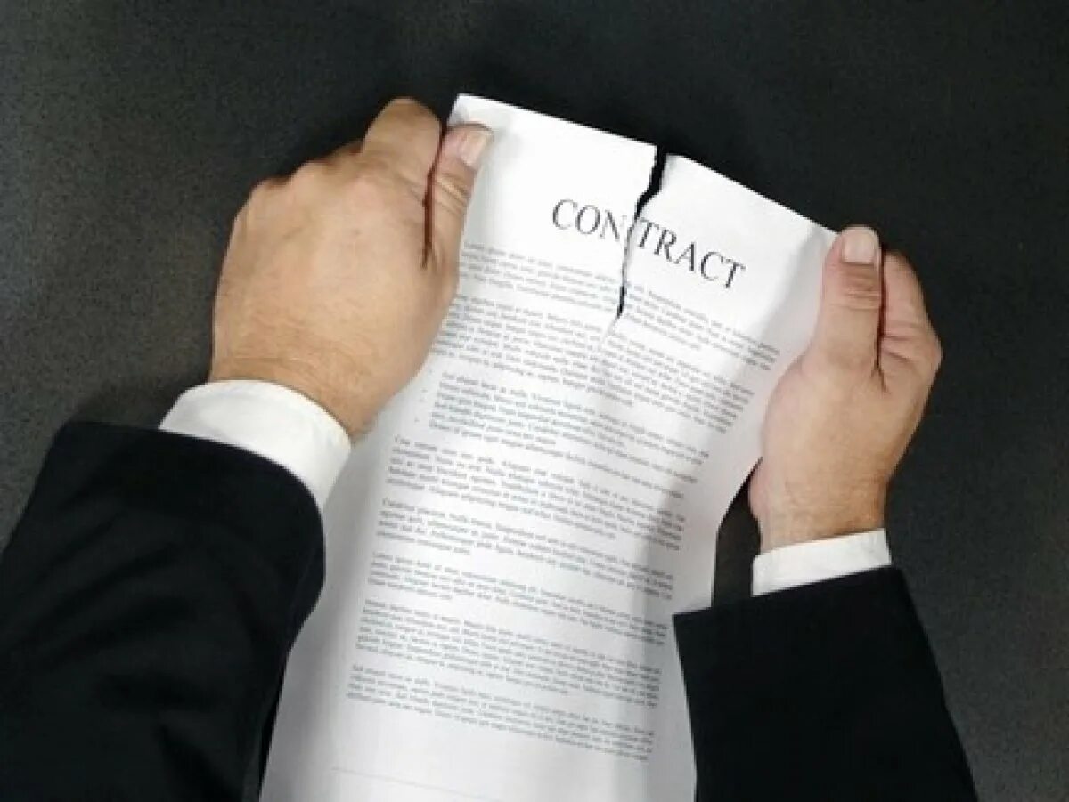 сделка под угрозой. нечестный бизнесмен. невыгодный договор. принуждение к совершению сделки. юрист обманщик.