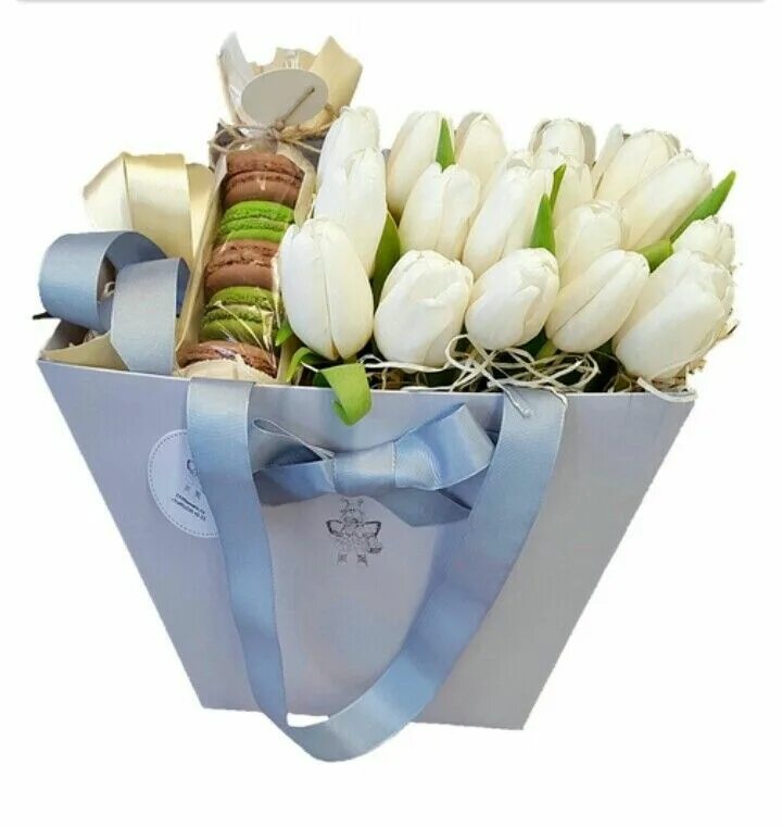 Тюльпаны в ашане цена. Тюльпаны в коробке. Белые тюльпаны букет. Букет из тюльпанов в коробке. Тюльпаны в красивой упаковке.