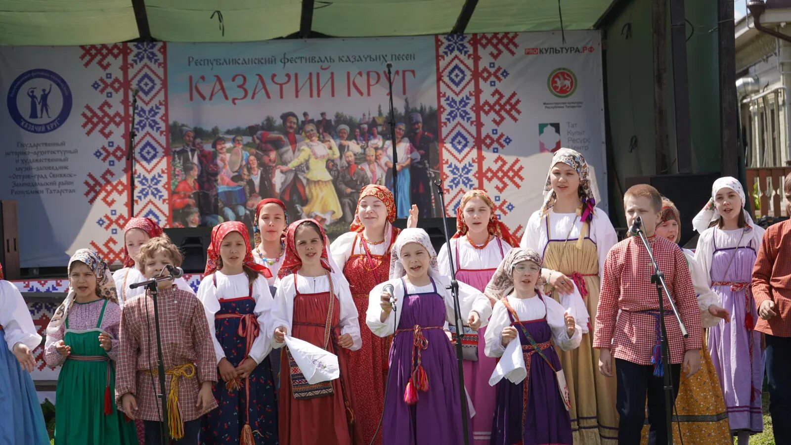 Казачий фестиваль конкурс. Гала концерт фестиваля детской казачьей песни. Фестиваль казачьей песни 2022 последний концерт. Xiii всероссийский фестиваль-конкурс «казачья застава». Визитка казака.