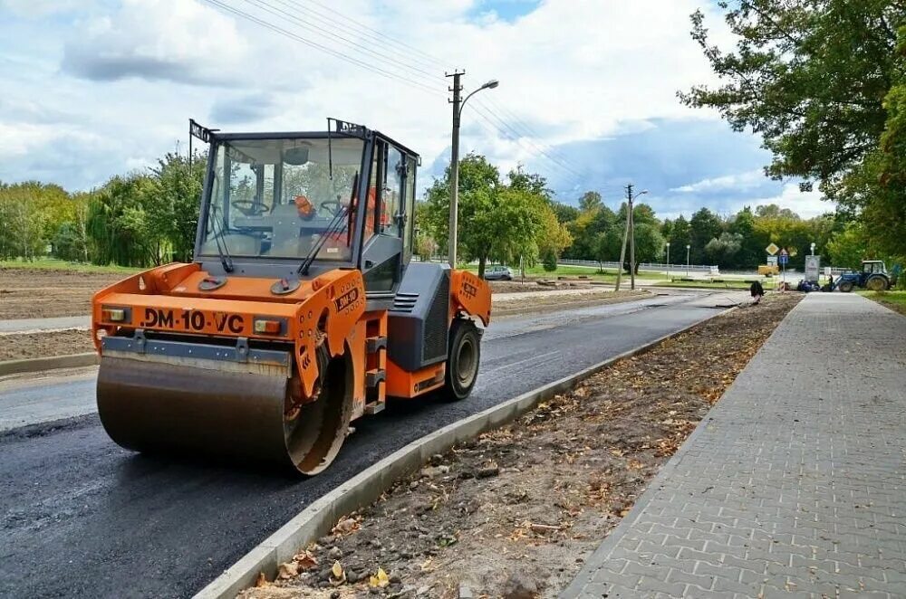 Цена асфальта московская область. Асфальтирование дорог в Новосибирске и территорий Новосибирск. Укладка асфальта. Благоустройство дорог. Асфальтирование и благоустройство.