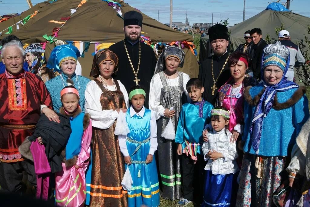 Староверы на аляске. Житель сию. Нанайцы ульчи. Фестиваль соломенного медведя в великобритании. Житель сию.