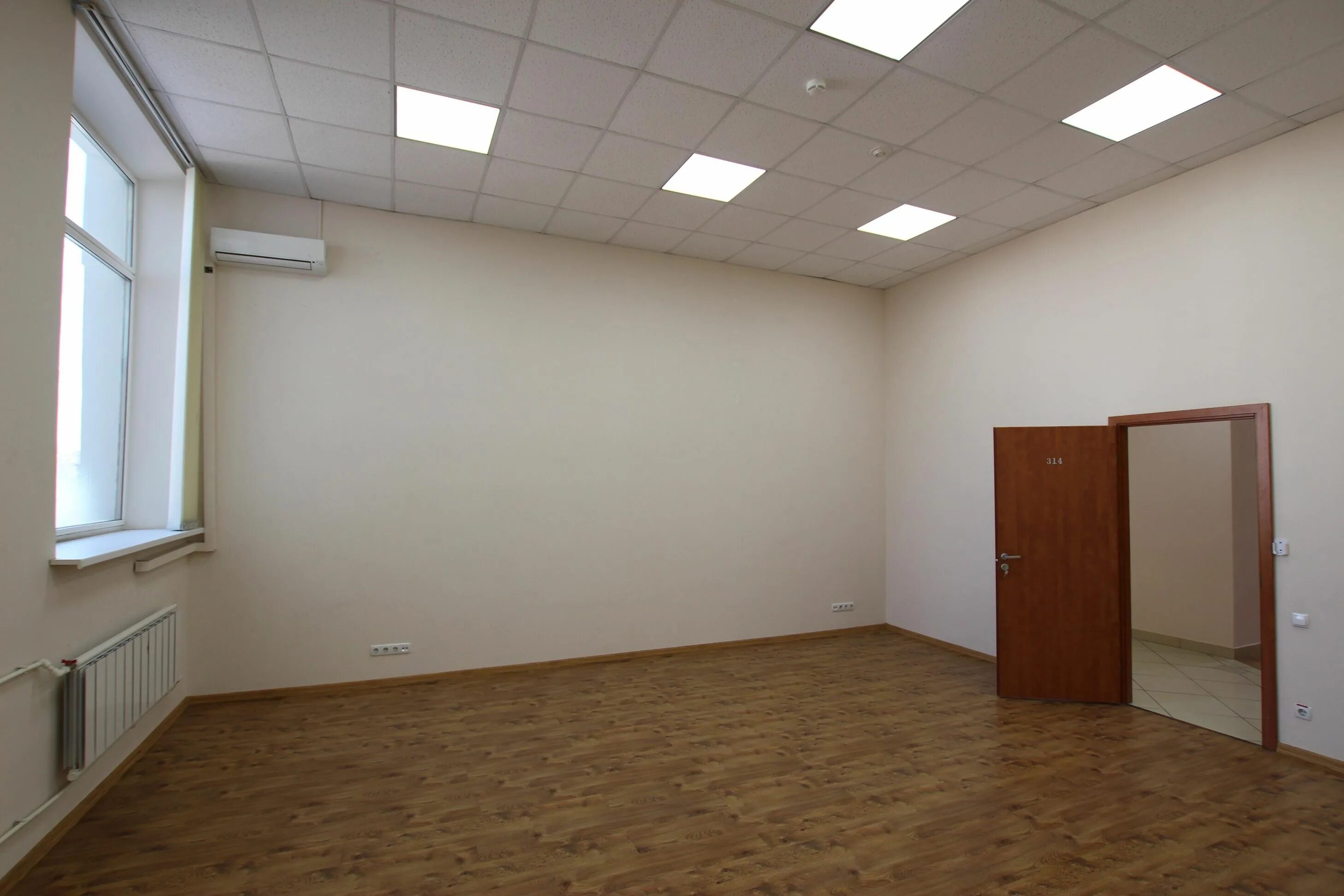 Аренда небольшого помещения. Офисное помещение без мебели. Аренда помещения. Пустое помещение под офис. Арендное помещение.