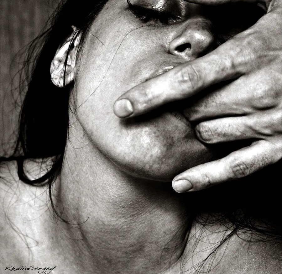 Душит телку. Мужские пальцы во рту. Мужские руки во рту женщины. Облизывает палец.