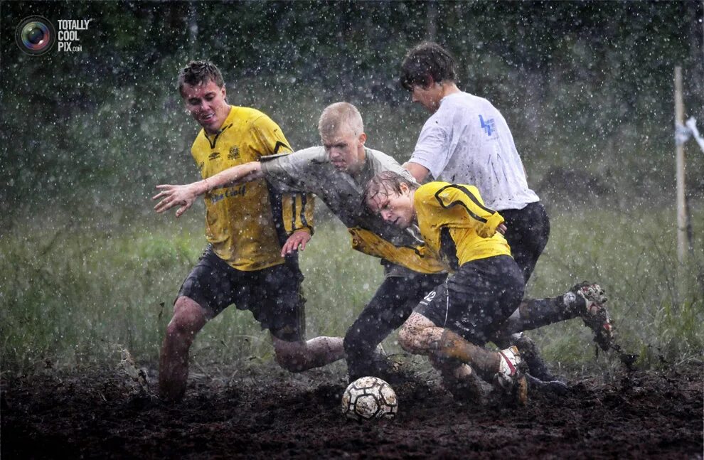 Футболист игравший в нападении. Футбол под дождем. Футбол под ливнем. Футбол в дождь. Футболист под дождем.