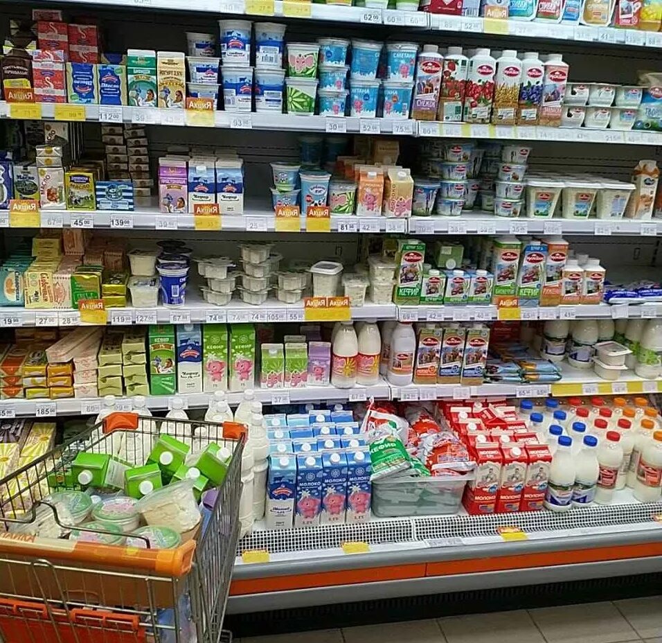 Тележка с продуктами. Просроченная продукция в магазине. Купил в магазине просроченный продукт. Просроченные продукты в магазине. Что делать если купил просроченный продукт.