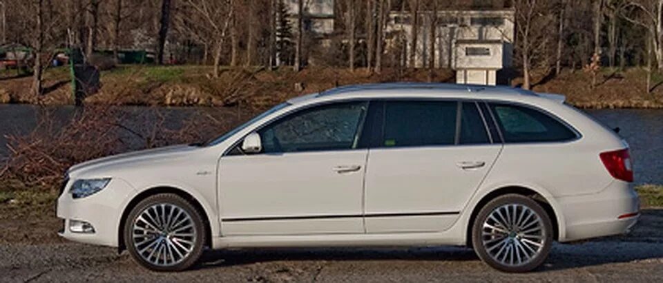 Шкода суперб драйв. Skoda superb 2025 laurin klement. шкода суперб laurin klement. диски superb laurin klement. суперб 3 универсал белый.