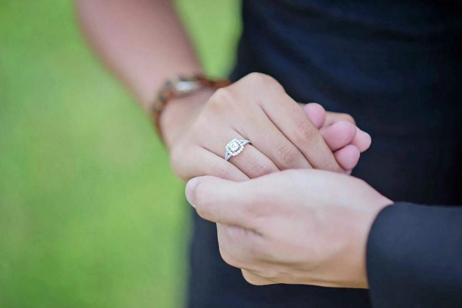 Бывший муж обручальным кольцом. Кольцо для предложения руки и сердца. Обручальные и помолвочные кольца. Обручальное кольцо. Кольцо на руке.