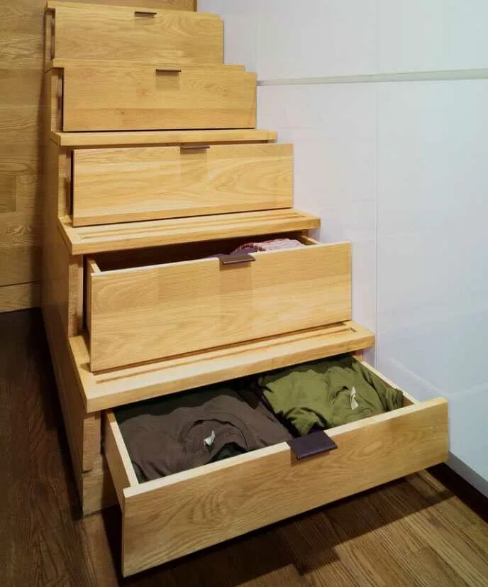 Лестница с ящиками в ступеньках. Ящики в ступенях лестницы. Лестница с ящиками. Лестница с ящиками в ступеньках. Деревянная лестница со шкафом.