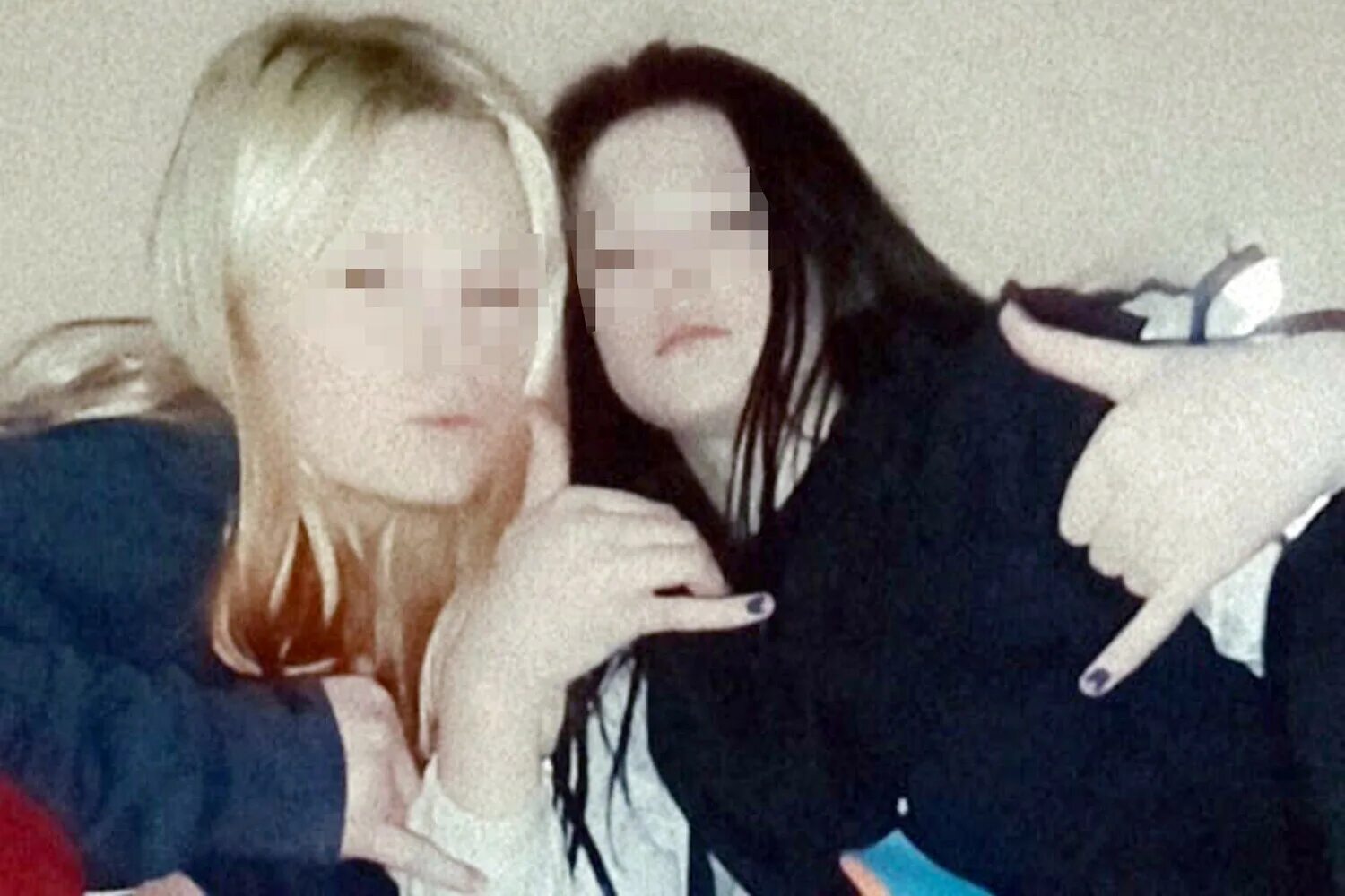 Выпускницы близняшки. Школьницы бьют друг друга. Драка в школе с учителем. Школьницы маленькие в парке. Аниме мальчик и девочка.