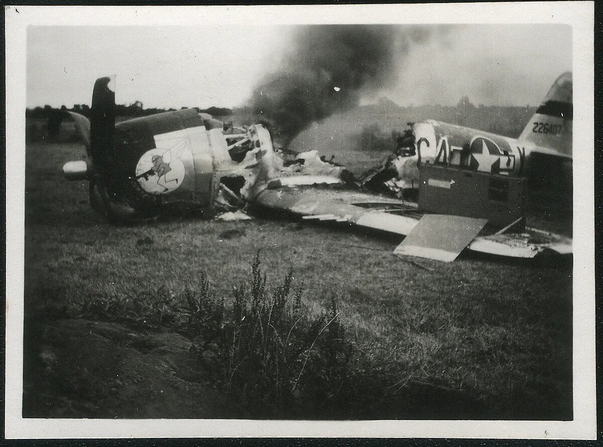 Нападение п. P-47 Thunderbolt. Сбитый фокус 1944. Атака на аэродроме Гостилицы. Сербия Тандерболт сбит.