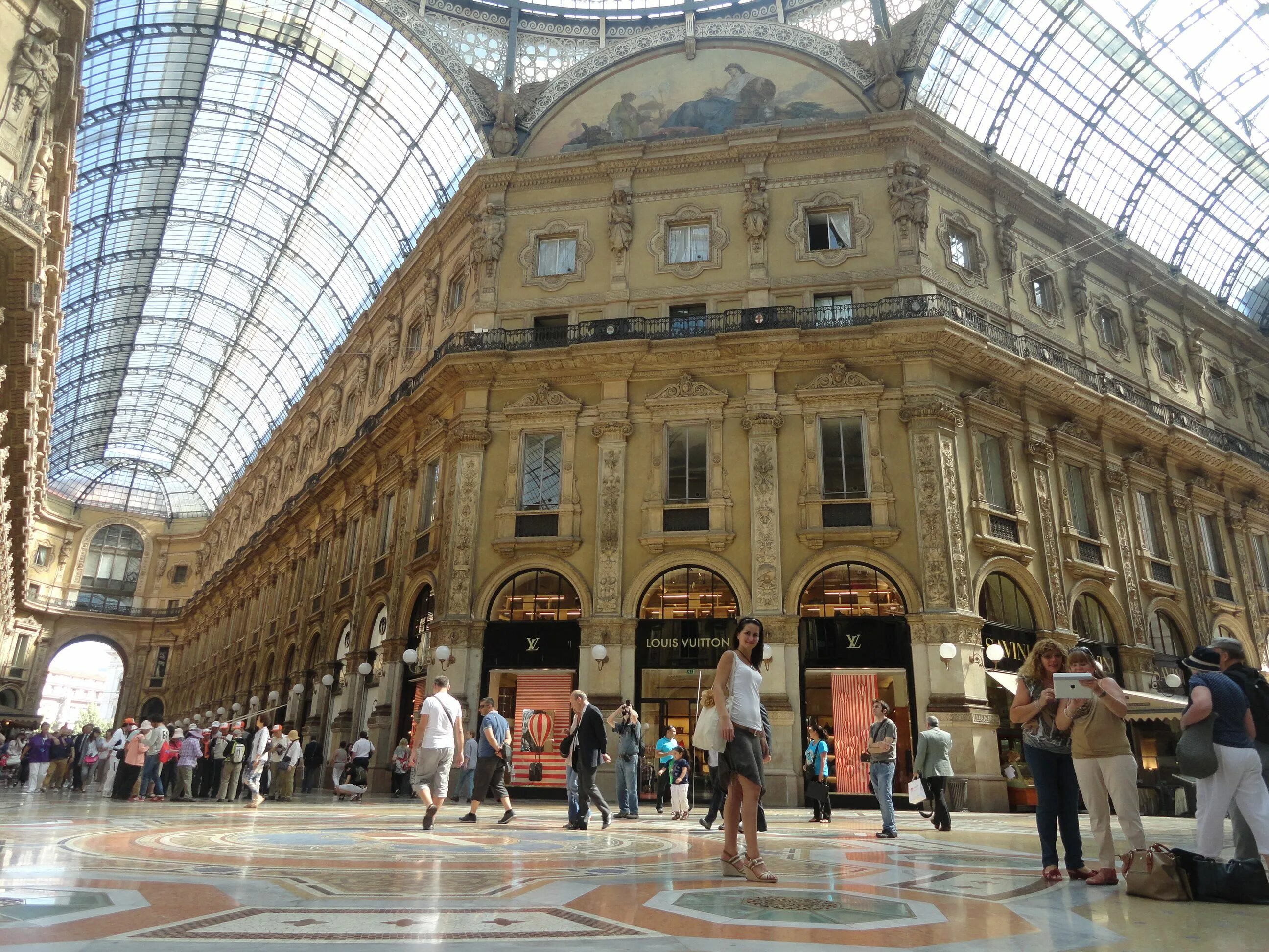 Погода в милане на неделю. Галерея Витторио Эммануэле в Милане. Galleria Vittorio Emanuele II Louis Vuitton. Отель Луи витон в Милане.