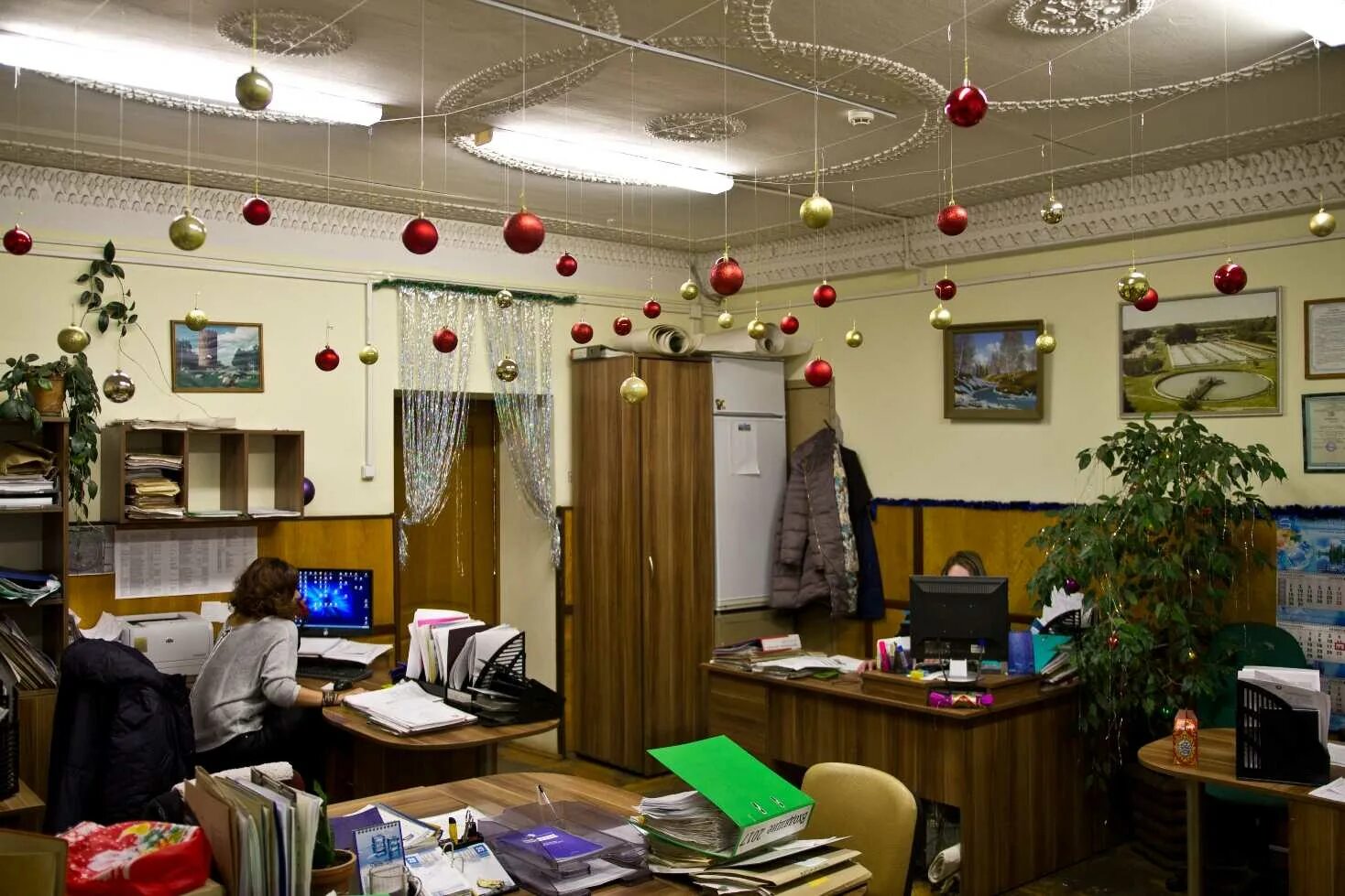 Украшение офиса. Новогоднее украшение офиса. Новогоднее украшение кабинета. Украсить офис к новому году. Офис нового года