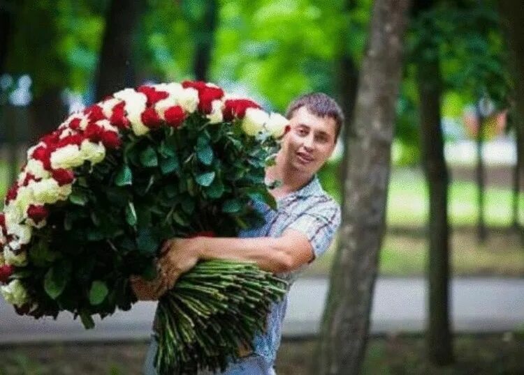 Таджик принес цветы. Букет для мужчины. Букет цветов для мужчины. Мужчина с цветами. Мужчина с букетом роз.