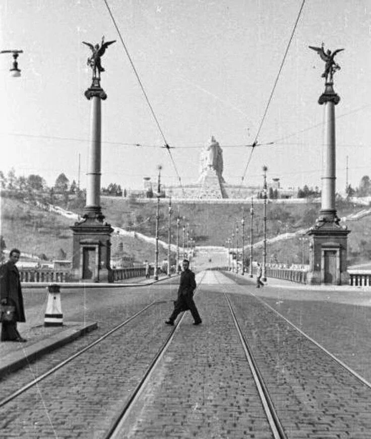Памятник сталину в праге. Памятник сталину в праге 1955. сталин в праге. памятник сталину в праге - чехословакия. памятник сталину в праге фото.
