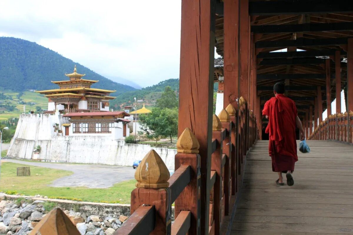 Бутан и воздух. Королевство бутан (Bhutan). Монастырь Пунакха-дзонг. Бутан Гималаи. Крепость монастырь Пунакха-дзонг бутан.