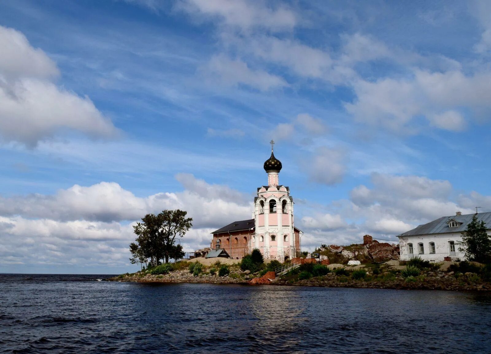 Погода кубенское озеро. Спасо-каменный монастырь Вологда. Спасо-каменный монастырь на Кубенском озере. Монастырь спас каменный на Кубенском озере. Устье Кубенское монастырь.