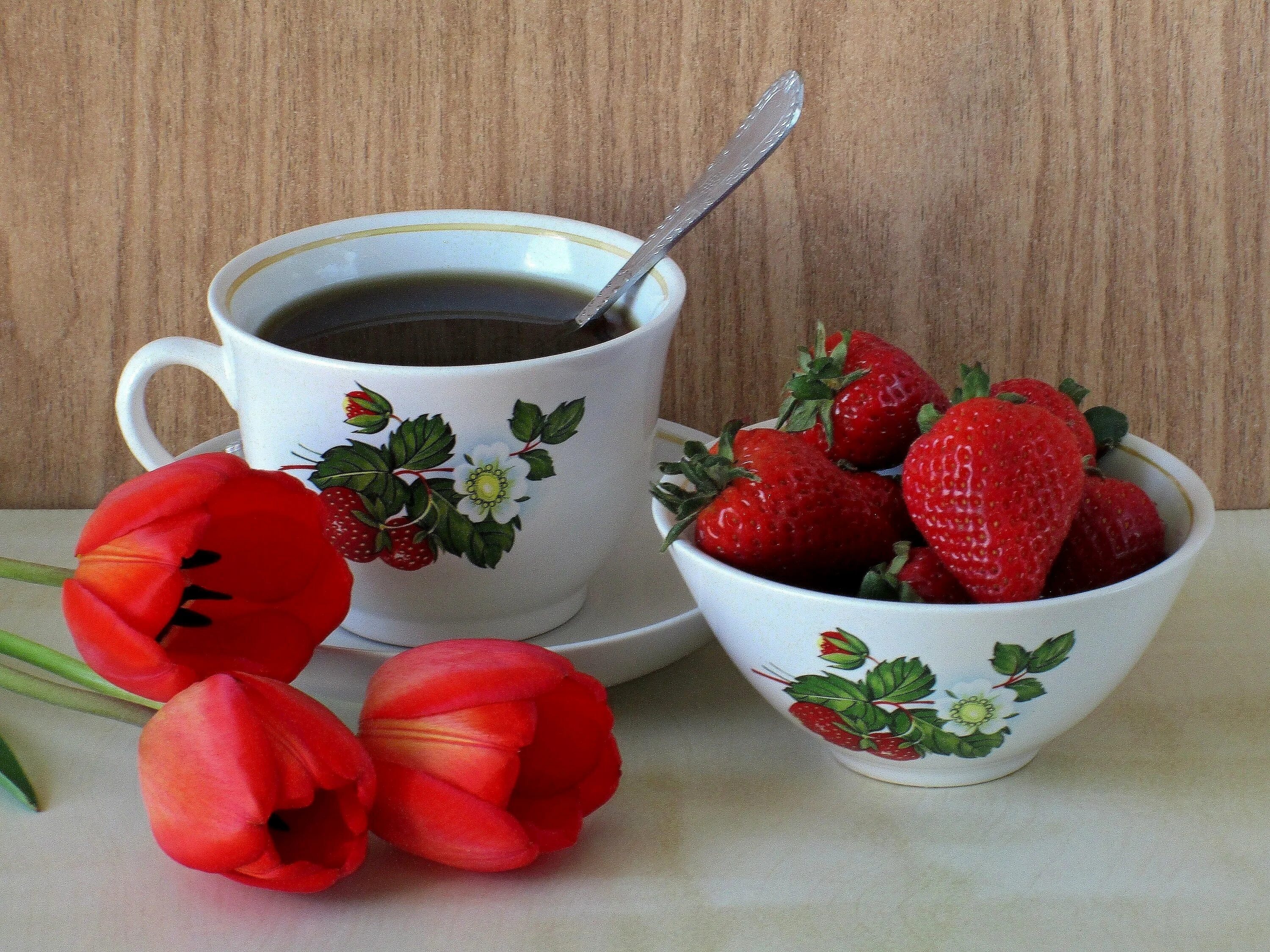 Доброе утро картинки прикольные. Чай с клубникой. Чай с земляникой. С добрым утром. С добрым утром вторника.