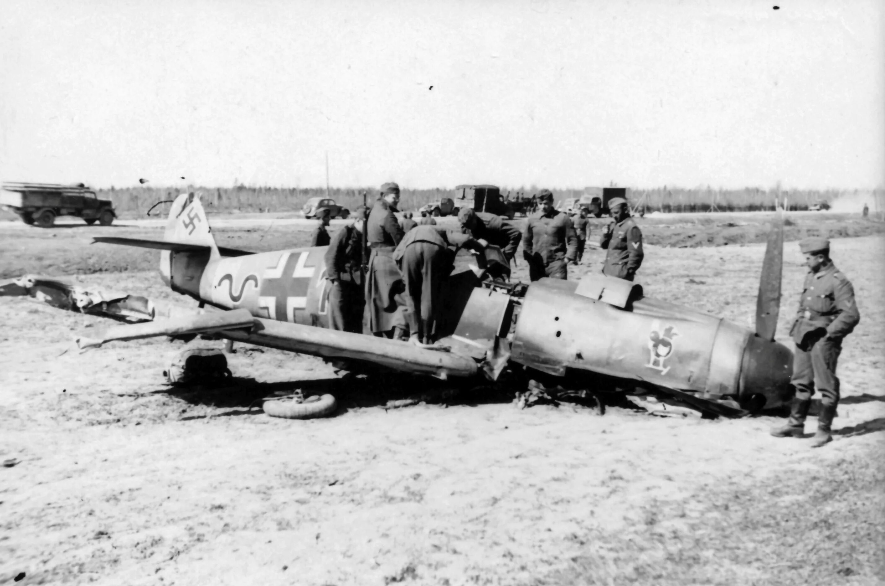Самолет 1943 года. Самолет мессершмитт 1943. мессершмитт bf 109 f-4 подбитый. люфтваффе 1943. сбили мессершмитт немецкого летчика.