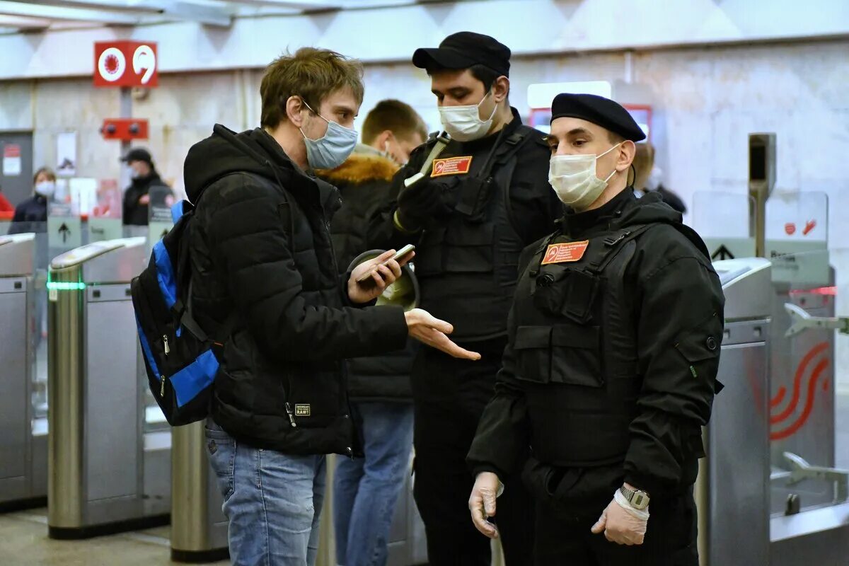 Усиление в москве сегодня. Проверяющие в метро. Маски в метро. Контроль в метро Москвы. Масочный режим в метро Москвы.