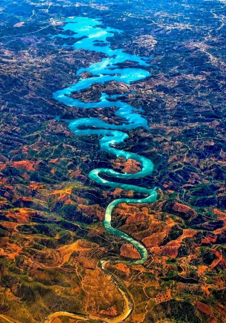 Какая самая большая река. Река Оделейте Португалия. Синий дракон река Оделейте Португалия. Река оделеит в Португалии. Река голубой дракон в Португалии.