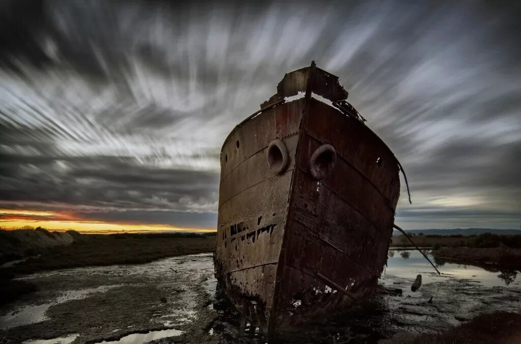 Брошенные корабли. Аральское море корабли призраки. Джойта корабль. Старый корабль. Корабль на мели.