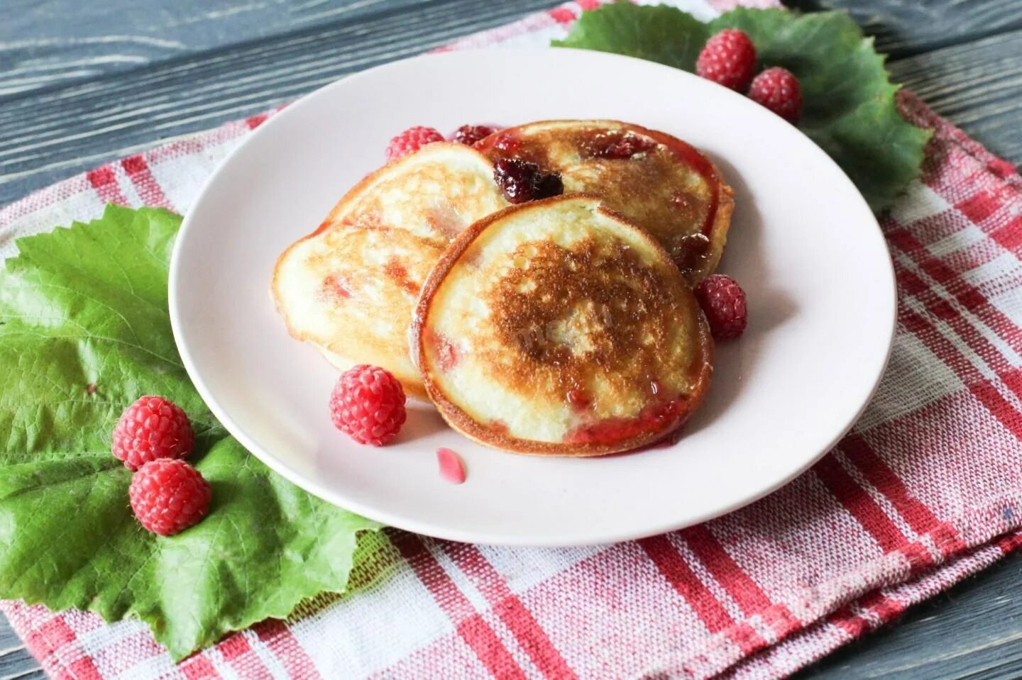 Оладьи быстро и вкусно. Оладьи с яблоками на молоке. Толстые оладушки. Яблочные оладьи со сметаной. Оладьи с яблоками на сметане.