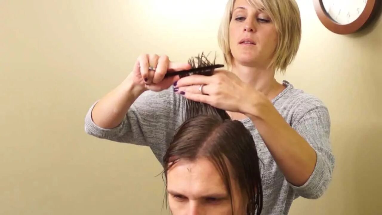 Можно жене подстригать мужа. Подстрижка для жены. Жена стрижет. 101 Hair Tips стрижки. Обучалка резать прическа.