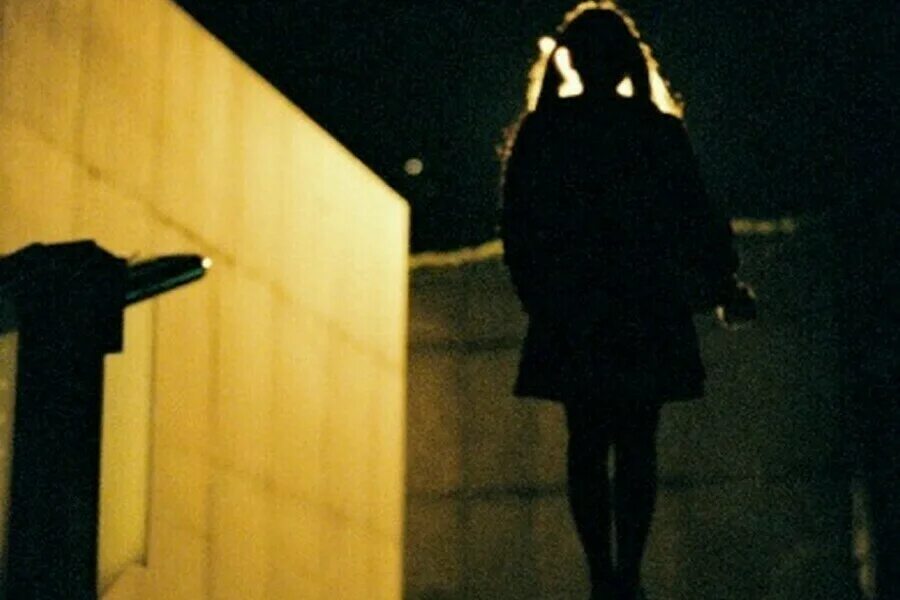 Несовершеннолетние ночью на улице. Фото 19 летней девушки. Девушка уходит. Девушка уходит фото.