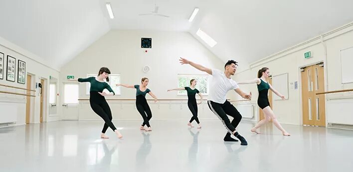 Dance eng. Школа пансион класс танцев. Танцевальная тренировка. Современные спортивные танцы. Припадочный английский танец.