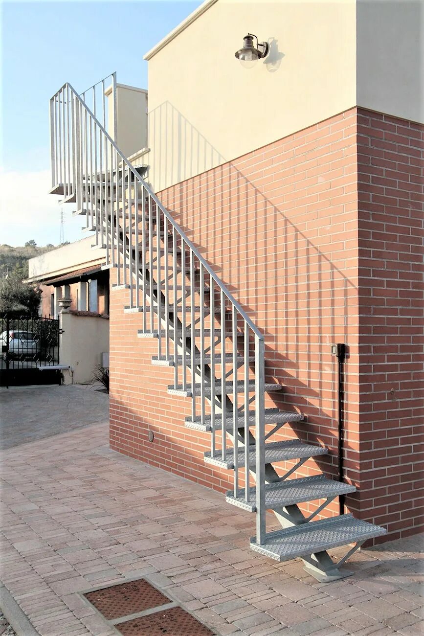 Уличная лестница второй. Наружная металлическая лестница. Железная лестница наружная. Лестница металлическая уличная. Наружные металическиелестницы.