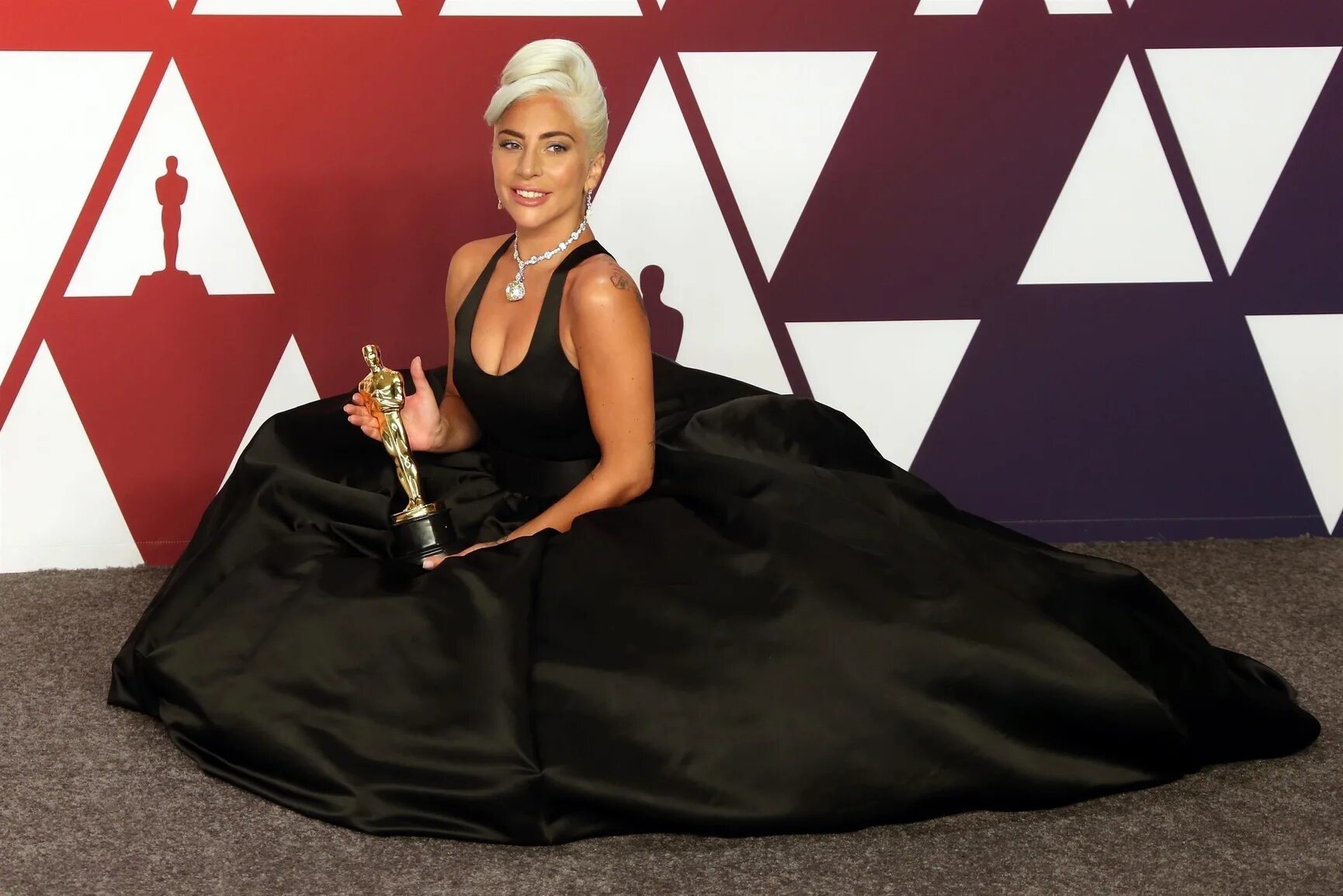 Гага оскар. Леди Гага Оскар. Леди Гага на премии Оскар. Lady Gaga Oscar 2019. Гага Оскар 2022.