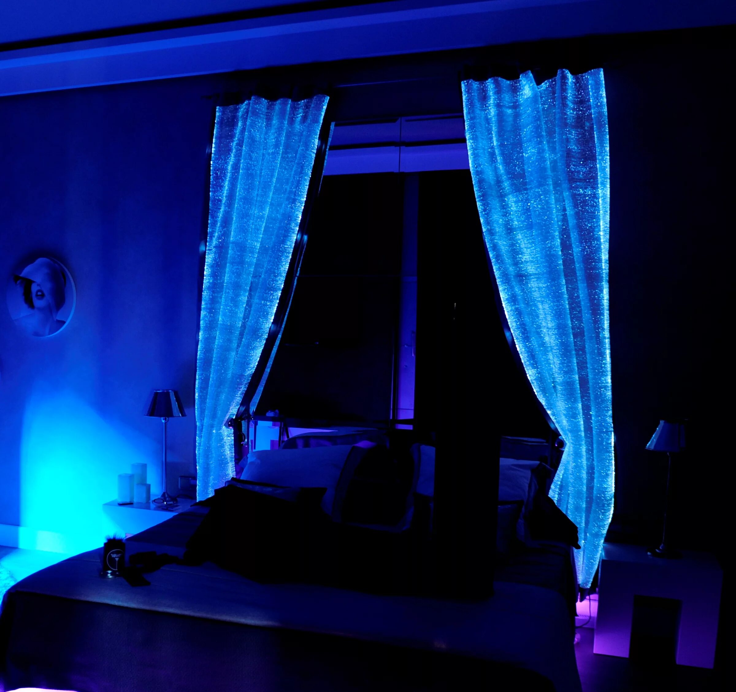 Ткань светится. Шторы светящиеся в темноте. Шторы которые светятся в темноте. Светящаяся комната. Комната с голубой подсветкой.