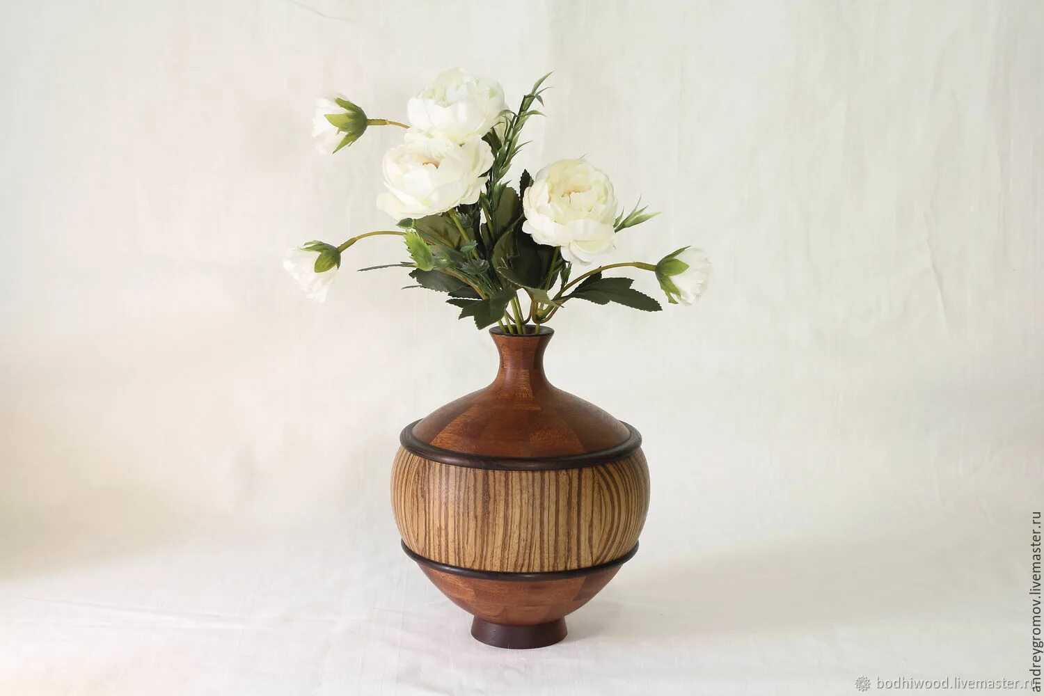 Букет цветов в вазе. Цветы в вазе. Композиция цветов. Декоративные цветы для интерьера. Красивый букет в вазе.